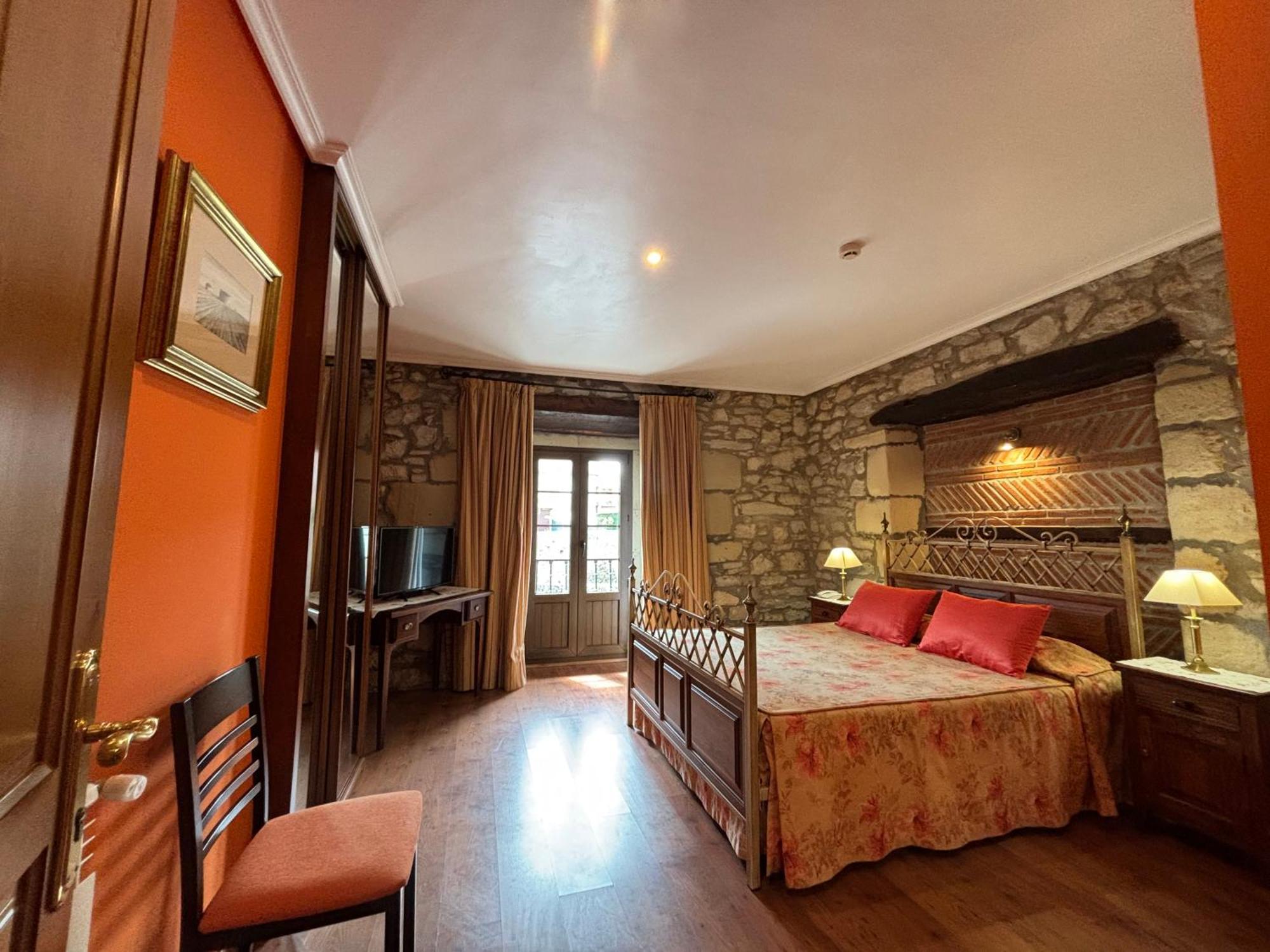 Hotel Casona Los Caballeros Сантильяна-дель-Мар Экстерьер фото